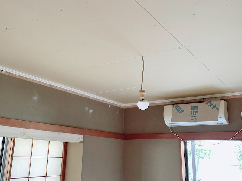 白い天井板と和室とエアコン