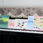 黒いピアノと鍵盤とピアノの教本