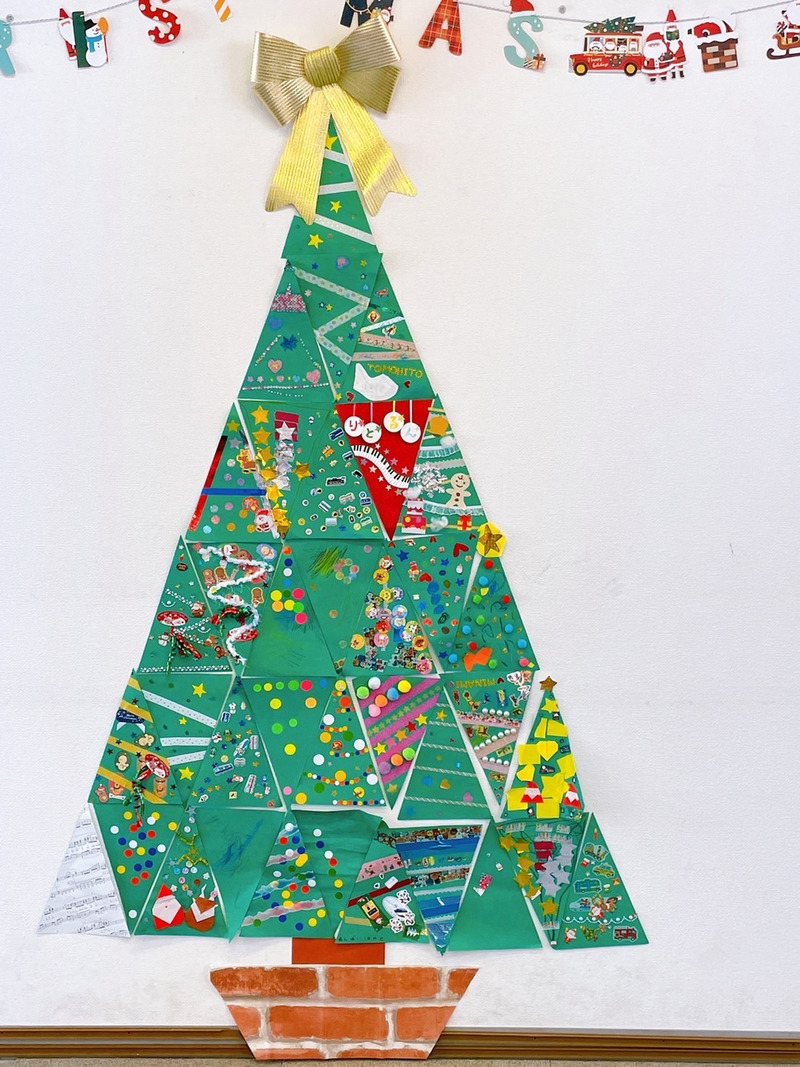 緑の画用紙でできたクリスマスツリー制作